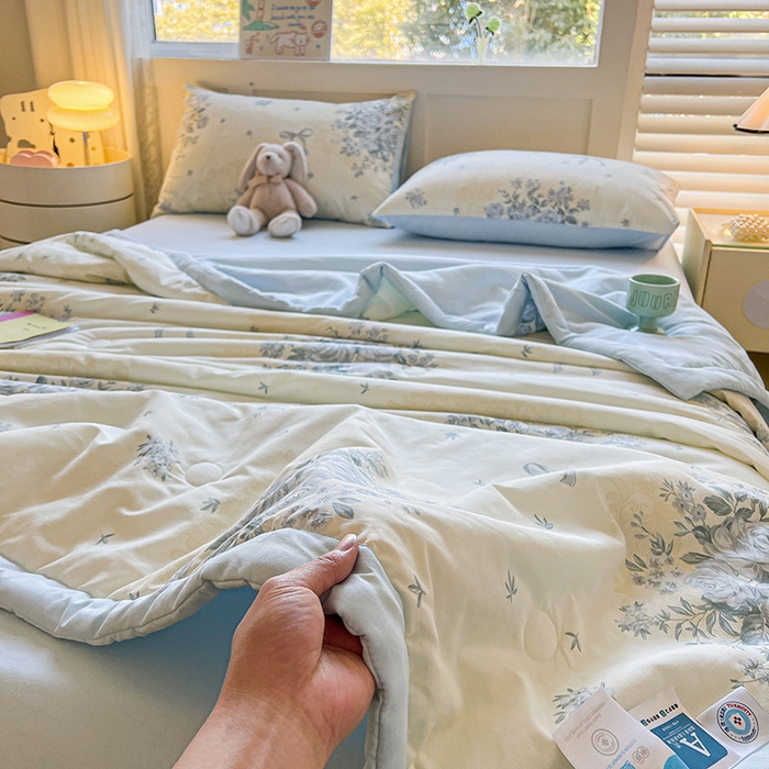 91家纺网 家纺一手货源 找家纺 金喜 2025新款全棉印花夏被可爱卡通风夏凉被薄被子夏被四件套 醉花语