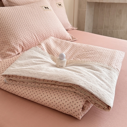 91家纺网 家纺一手货源 找家纺 帕拉美拉 2025新款全棉双层纱玉米聚乳酸夏被春秋被冬被玉米被 三件套四件套 云雪白玉（粉）