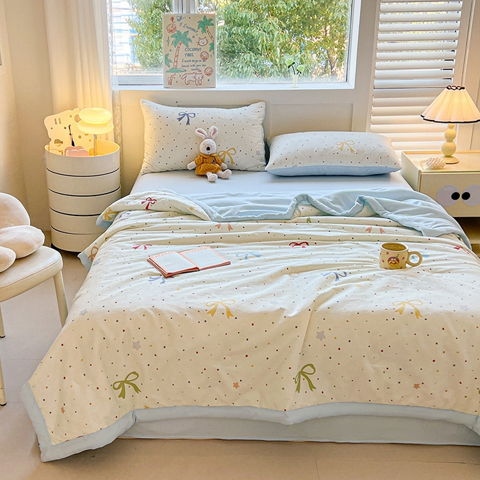 91家纺网 家纺一手货源 找家纺 金喜 2025新款全棉印花夏被可爱卡通风夏凉被薄被子夏被四件套 甜美蝴蝶结