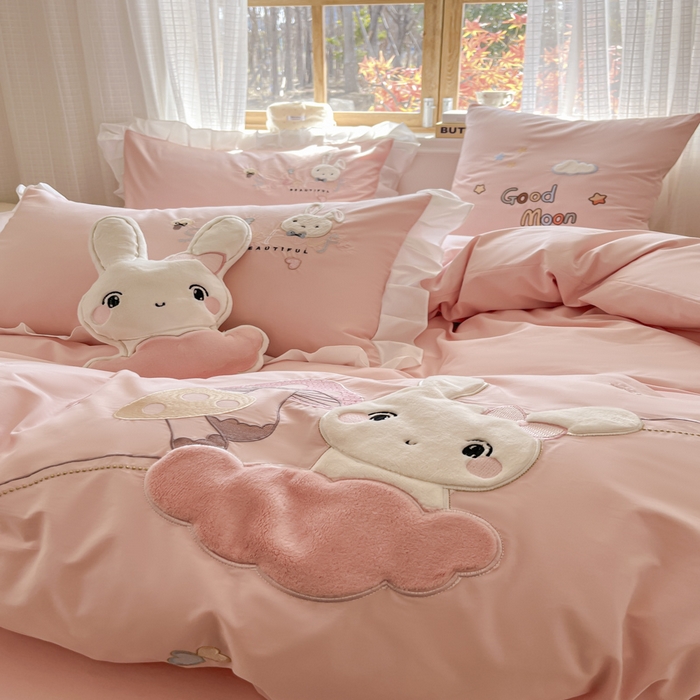 91家纺网 家纺一手货源 找家纺 （总）恋绒2025新款亲肤全棉水洗棉纯棉贴布绣立体刺绣四件套系列—花边款（提供买家秀）送同款抱枕