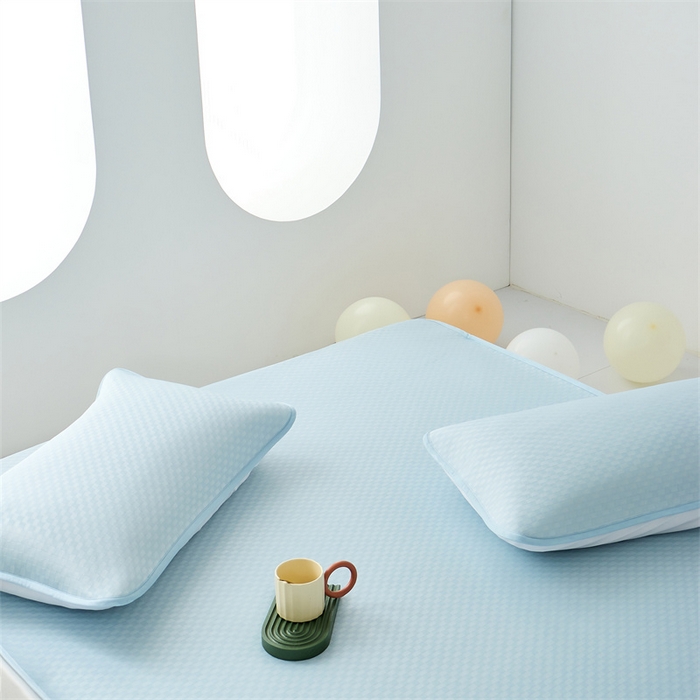 91家纺网 家纺一手货源 找家纺 凌云家纺 2025年爆款新品100%锦纶冰丝凉感三明治凉席 蓝色