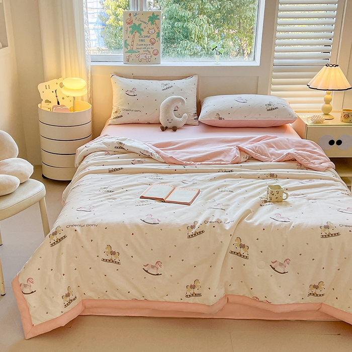 91家纺网 家纺一手货源 找家纺 金喜 2025新款全棉印花夏被可爱卡通风夏凉被薄被子夏被四件套 爱心木马