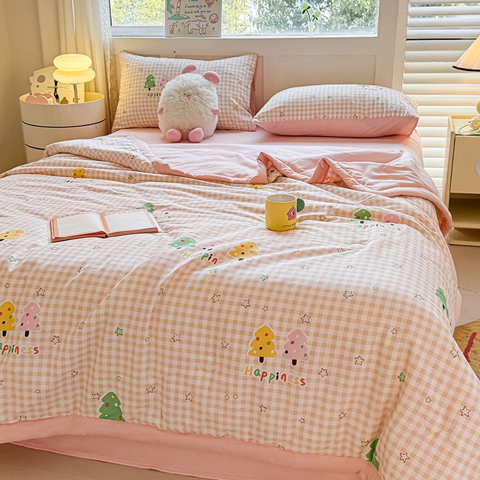 91家纺网 家纺一手货源 找家纺 金喜 2025新款全棉印花夏被可爱卡通风夏凉被薄被子夏被四件套 美好时光