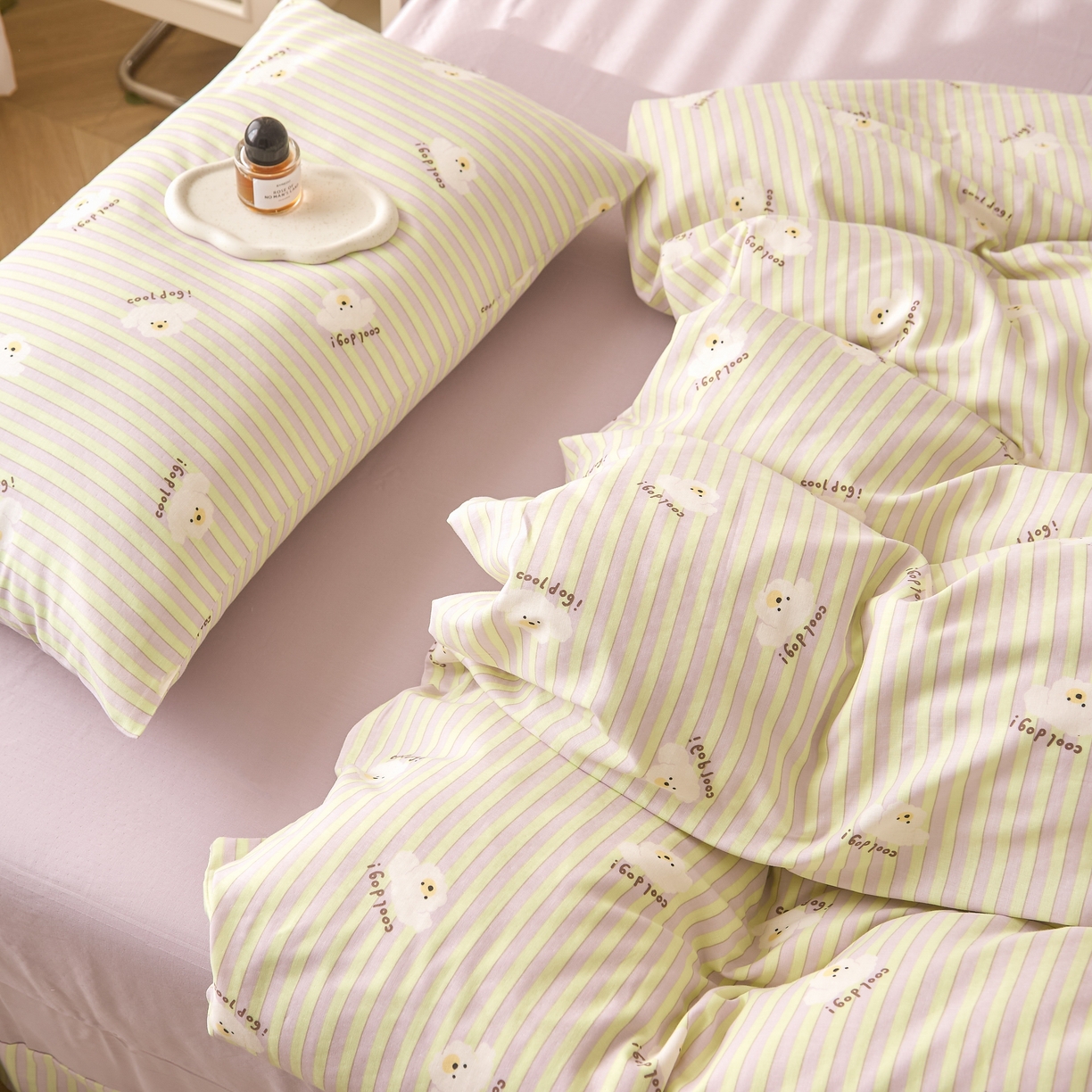 91家纺网 家纺一手货源 找家纺 嘉汀兰家居 2025新款圆角花边款全棉纯棉A类母婴级有氧全棉双层纱亲肤全棉小清新印花四件套 卷毛狗狗