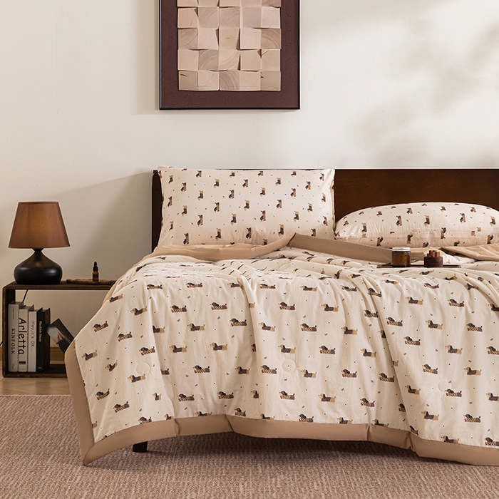 91家纺网 家纺一手货源 找家纺 吾诺 2025 全棉印花单层纱大豆夏被四件套夏凉被空调被子被芯全棉夏被 腊肠小狗