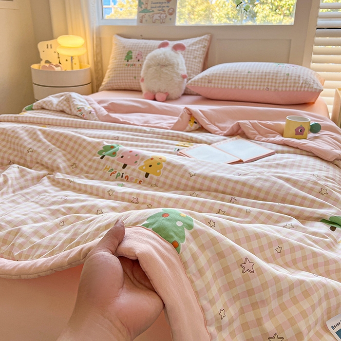91家纺网 家纺一手货源 找家纺 金喜 2025新款全棉印花夏被可爱卡通风夏凉被薄被子夏被四件套 美好时光