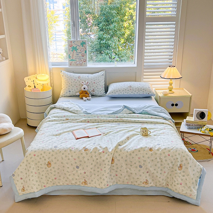 91家纺网 家纺一手货源 找家纺 金喜 2025新款全棉印花夏被可爱卡通风夏凉被薄被子夏被四件套 兔子乐园