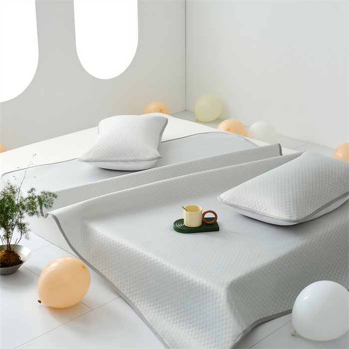 91家纺网 家纺一手货源 找家纺 凌云家纺 2025年爆款新品100%锦纶冰丝凉感三明治凉席 灰色