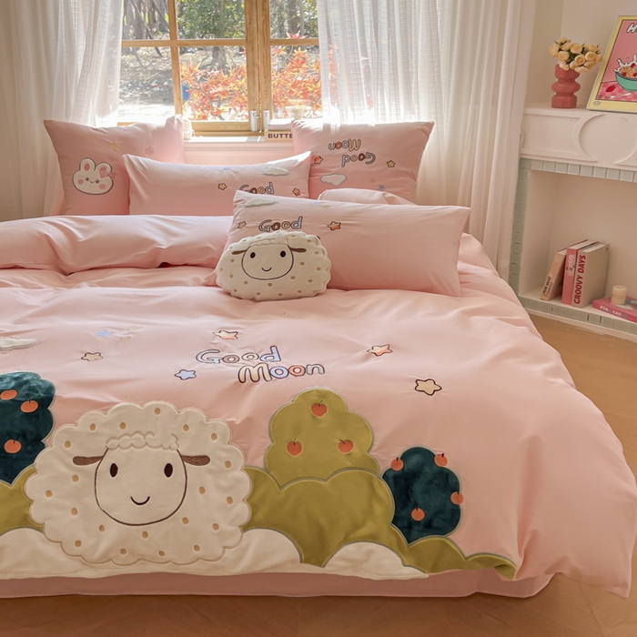 91家纺网 家纺一手货源 找家纺 恋绒2025新款亲肤全棉水洗棉纯棉贴布绣立体刺绣四件套系列—暗合款（提供买家秀）（送同款抱枕） 羊咩咩-粉