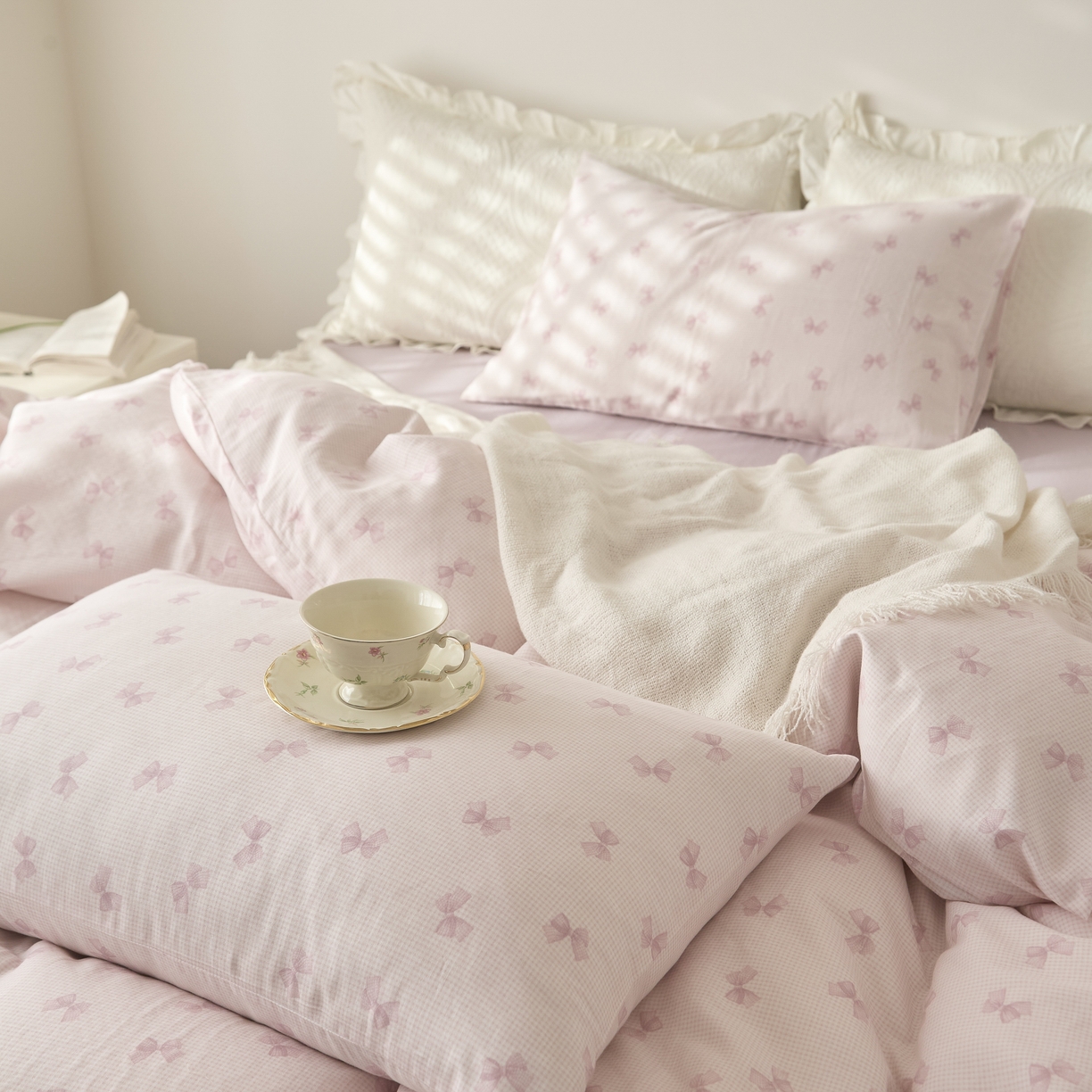 91家纺网 家纺一手货源 找家纺 嘉汀兰家居 2025新款圆角花边款全棉纯棉A类母婴级有氧全棉双层纱亲肤全棉小清新印花四件套 恋曲粉