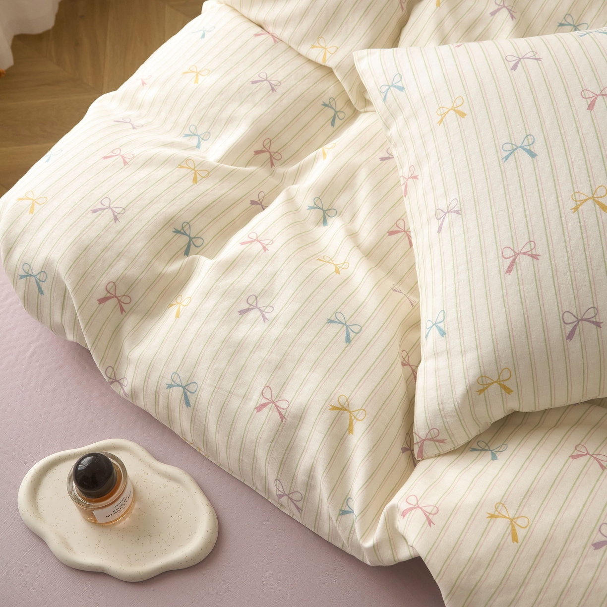 91家纺网 家纺一手货源 找家纺 嘉汀兰家居 2025新款圆角花边款全棉纯棉A类母婴级有氧全棉双层纱亲肤全棉小清新印花四件套 蝴蝶结