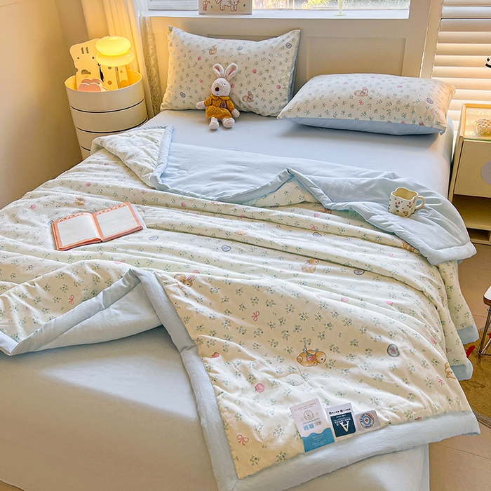 91家纺网 家纺一手货源 找家纺 金喜 2025新款全棉印花夏被可爱卡通风夏凉被薄被子夏被四件套 兔子乐园