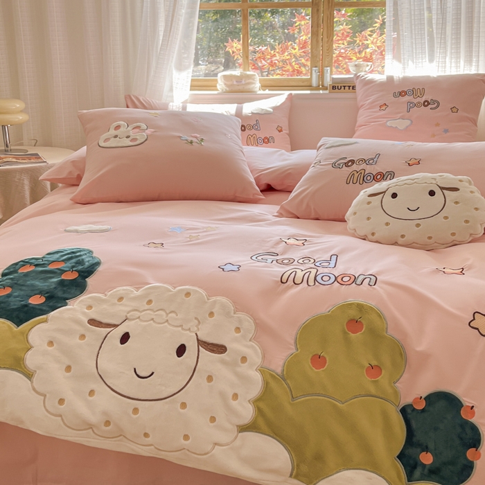 91家纺网 家纺一手货源 找家纺 恋绒2025新款亲肤全棉水洗棉纯棉贴布绣立体刺绣四件套系列—暗合款（提供买家秀）（送同款抱枕） 羊咩咩-粉