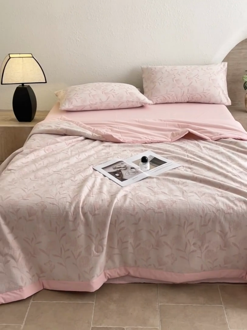 91家纺网 家纺一手货源 找家纺 吾诺 2025 全棉色织提花三层纱夏被四件套全棉夏被大豆夏被夏凉被空调被子被芯 梦幻花园-粉