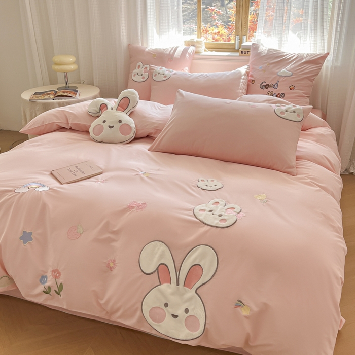 91家纺网 家纺一手货源 找家纺 恋绒2025新款亲肤全棉水洗棉纯棉贴布绣立体刺绣四件套系列—暗合款（提供买家秀）（送同款抱枕） 兔宝宝-粉