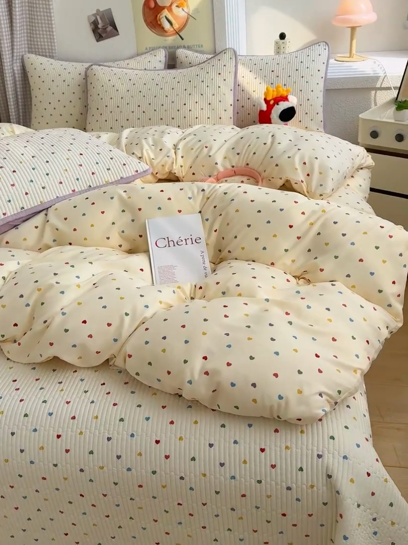 91家纺网 家纺一手货源 找家纺 赫梵茜 2025新款有氧针织双层纱单床盖床盖三件套床盖四件套 彩色心心