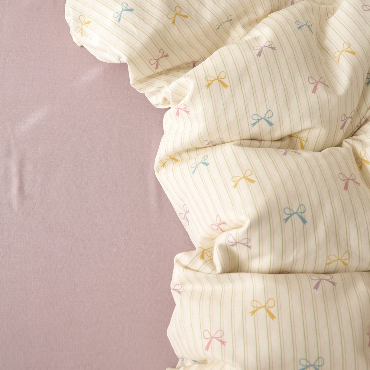 91家纺网 家纺一手货源 找家纺 嘉汀兰家居 2025新款圆角花边款全棉纯棉A类母婴级有氧全棉双层纱亲肤全棉小清新印花四件套 蝴蝶结