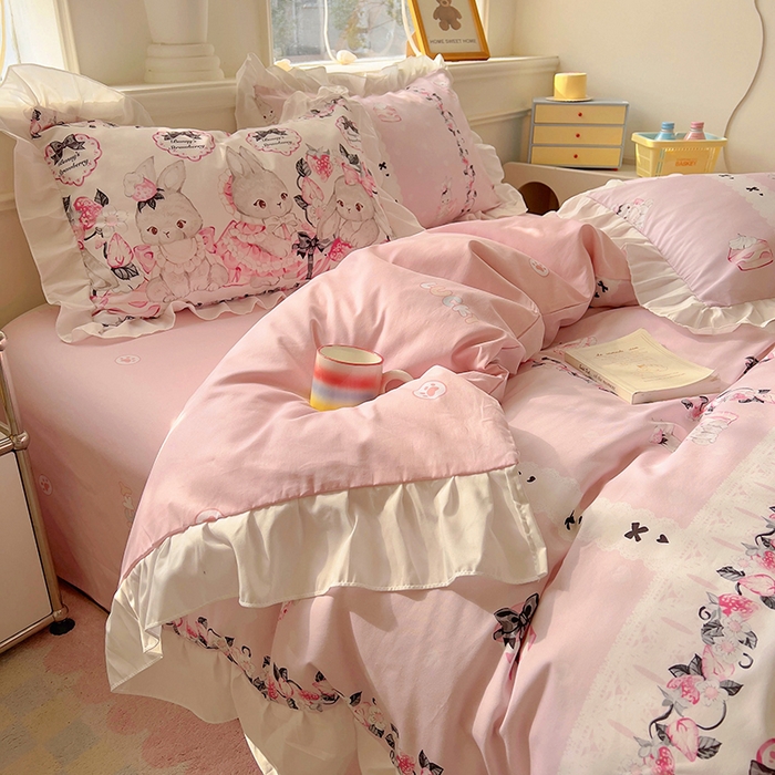 91家纺网 家纺一手货源 找家纺 浩诚 2025新款洛丽塔纯棉花边款四件套 粉红草莓兔