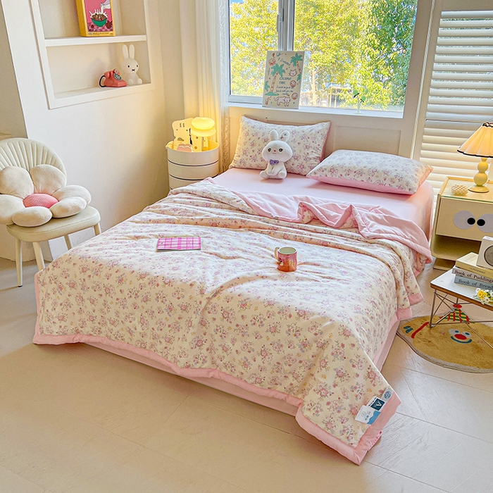 91家纺网 家纺一手货源 找家纺 金喜 2025新款全棉印花夏被可爱卡通风夏凉被薄被子夏被四件套 洛琳粉