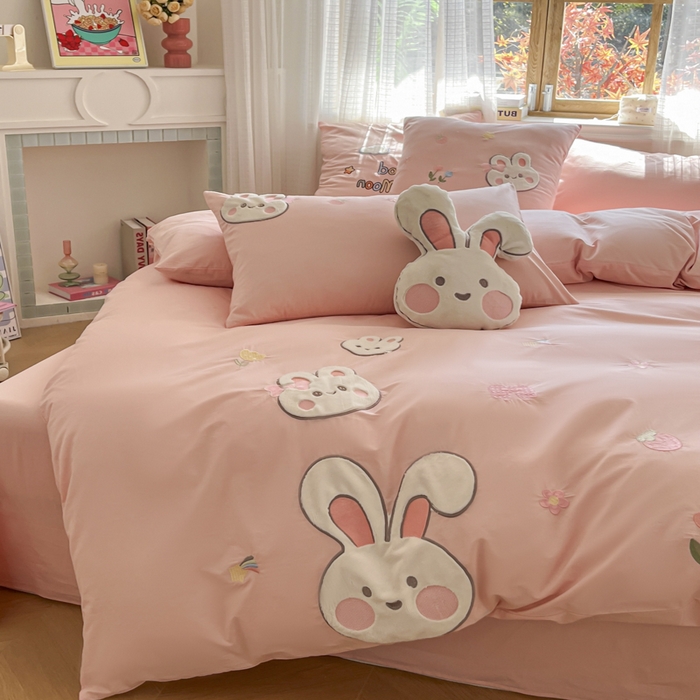 91家纺网 家纺一手货源 找家纺 恋绒2025新款亲肤全棉水洗棉纯棉贴布绣立体刺绣四件套系列—暗合款（提供买家秀）（送同款抱枕） 兔宝宝-粉