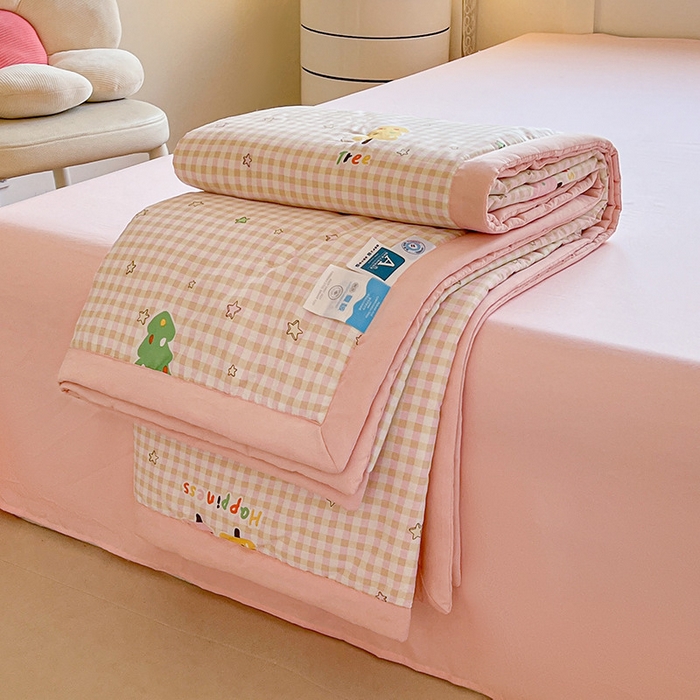 91家纺网 家纺一手货源 找家纺 金喜 2025新款全棉印花夏被可爱卡通风夏凉被薄被子夏被四件套 美好时光