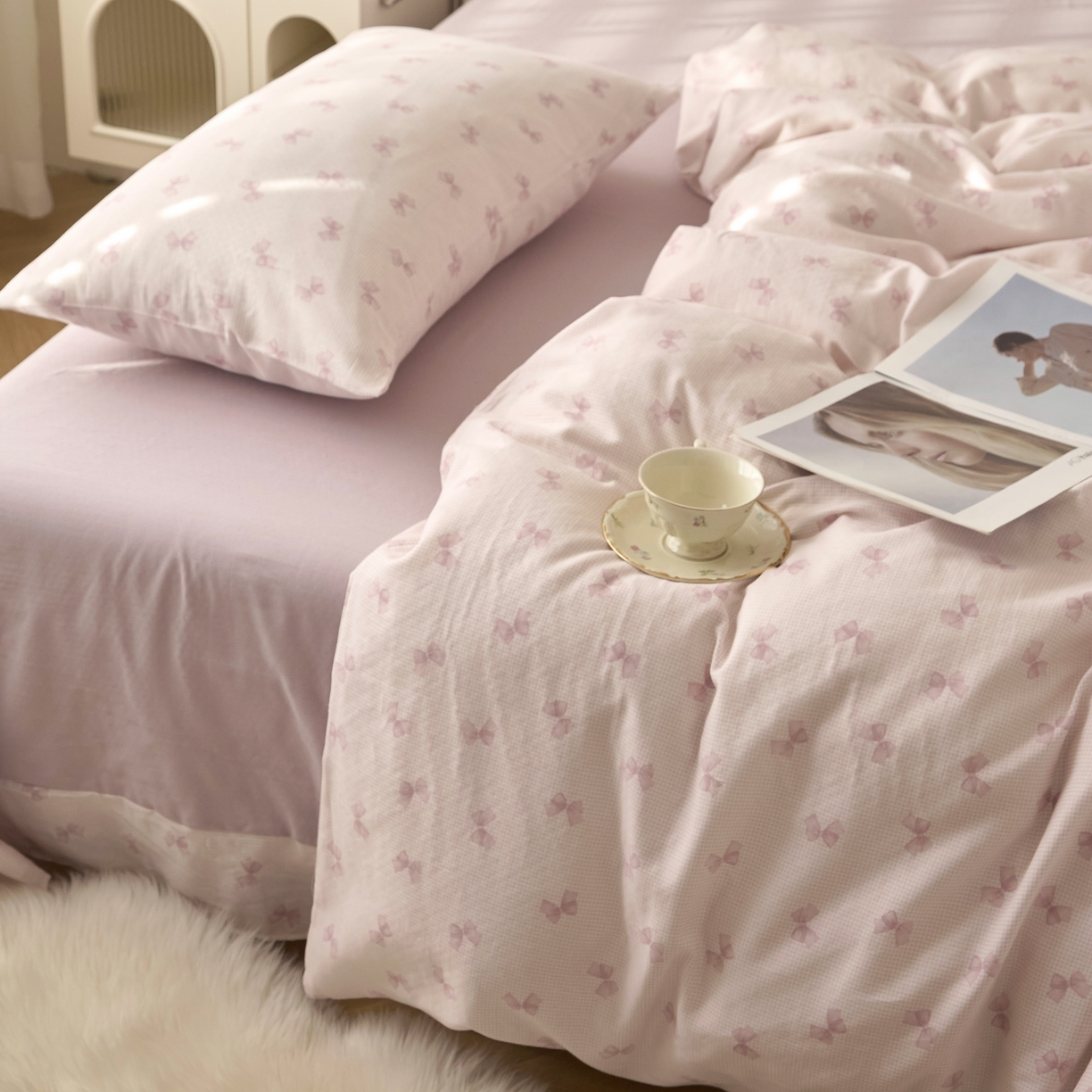 91家纺网 家纺一手货源 找家纺 嘉汀兰家居 2025新款圆角花边款全棉纯棉A类母婴级有氧全棉双层纱亲肤全棉小清新印花四件套 恋曲粉