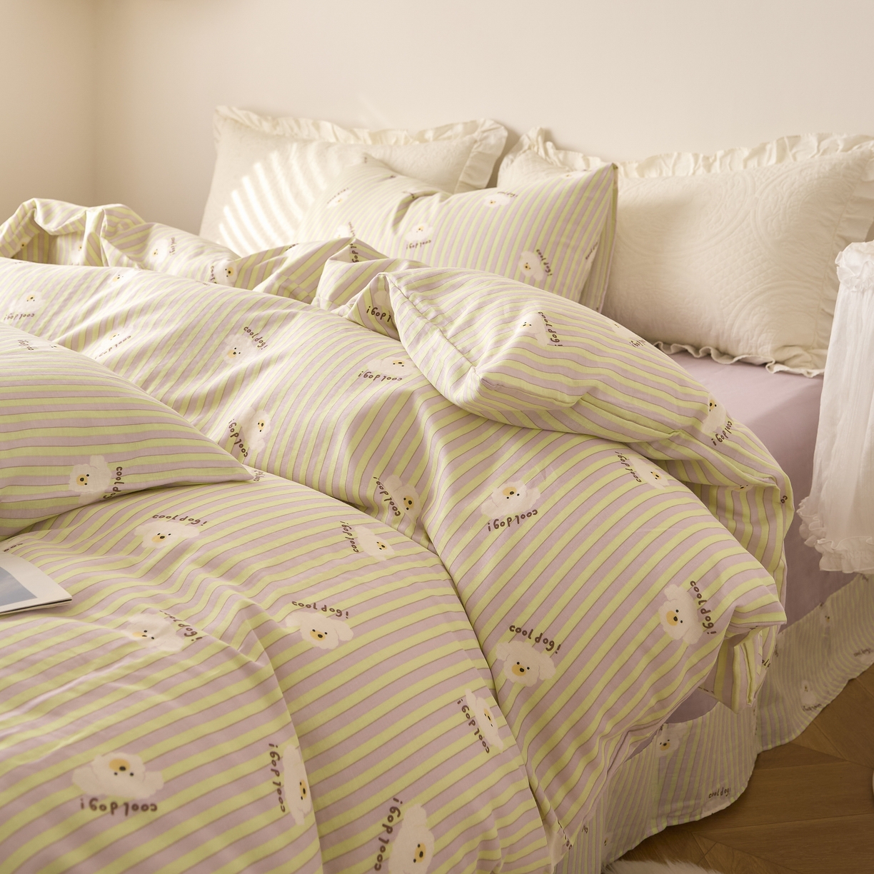 91家纺网 家纺一手货源 找家纺 嘉汀兰家居 2025新款圆角花边款全棉纯棉A类母婴级有氧全棉双层纱亲肤全棉小清新印花四件套 卷毛狗狗