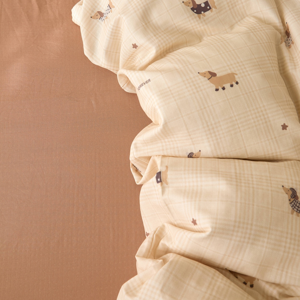 91家纺网 家纺一手货源 找家纺 嘉汀兰家居 2025新款圆角花边款全棉纯棉A类母婴级有氧全棉双层纱亲肤全棉小清新印花四件套 快乐狗狗