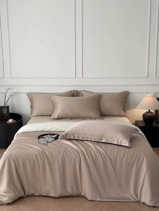 91家纺网 家纺一手货源 找家纺 涵宸2025新款天丝-天丝棉-纯色四件套-场景1 奶茶杏+象牙白