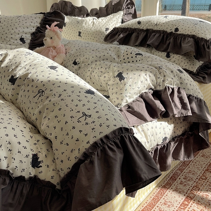 91家纺网 家纺一手货源 找家纺 瑞莱 2025全新13372纯棉赫本风花边四件套 懒懒猫