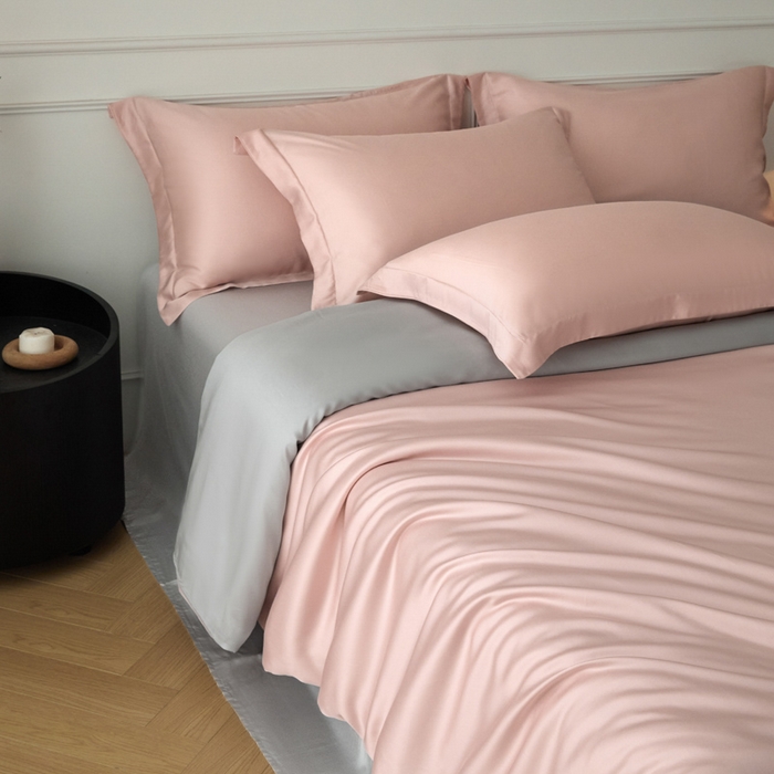 91家纺网 家纺一手货源 找家纺 涵宸2025新款天丝-天丝棉-纯色四件套-场景1 玫瑰粉+时尚灰