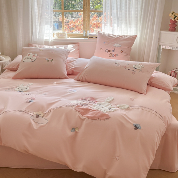 91家纺网 家纺一手货源 找家纺 （总）恋绒2025新款亲肤全棉水洗棉纯棉贴布绣立体刺绣四件套系列—暗合款（提供买家秀）（送同款抱枕）