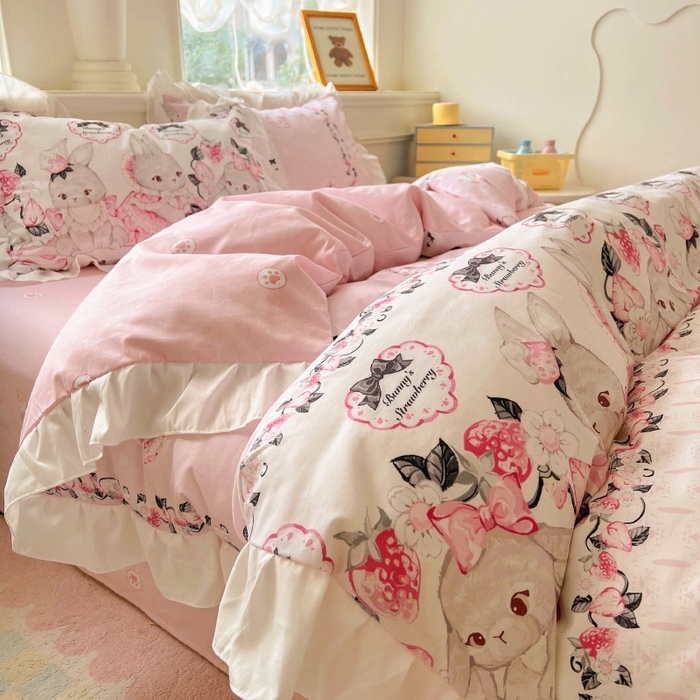 91家纺网 家纺一手货源 找家纺 浩诚 2025新款洛丽塔纯棉花边款四件套 粉红草莓兔