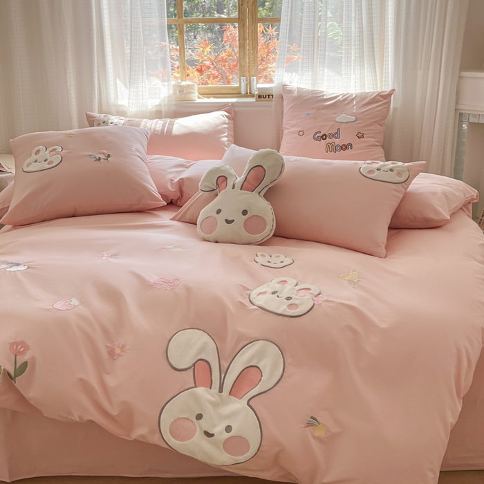 91家纺网 家纺一手货源 找家纺 恋绒2025新款亲肤全棉水洗棉纯棉贴布绣立体刺绣四件套系列—暗合款（提供买家秀）（送同款抱枕） 兔宝宝-粉