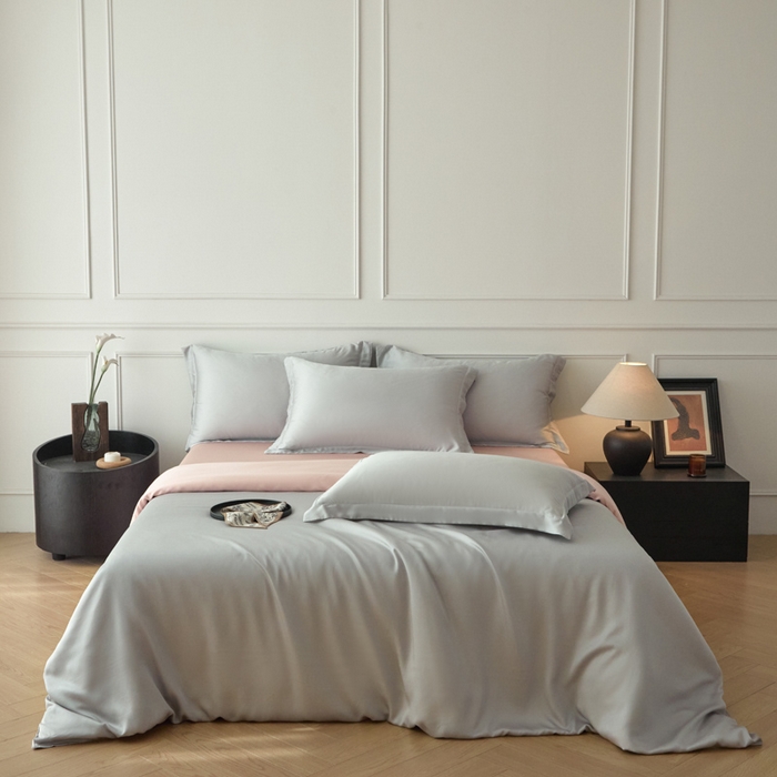91家纺网 家纺一手货源 找家纺 涵宸2025新款天丝-天丝棉-纯色四件套-场景1 时尚灰+玫瑰粉