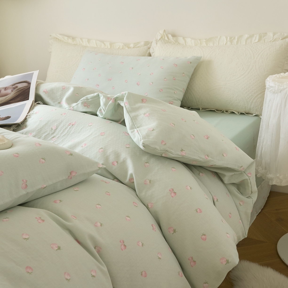 91家纺网 家纺一手货源 找家纺 嘉汀兰家居 2025新款圆角花边款全棉纯棉A类母婴级有氧全棉双层纱亲肤全棉小清新印花四件套 绿底草莓