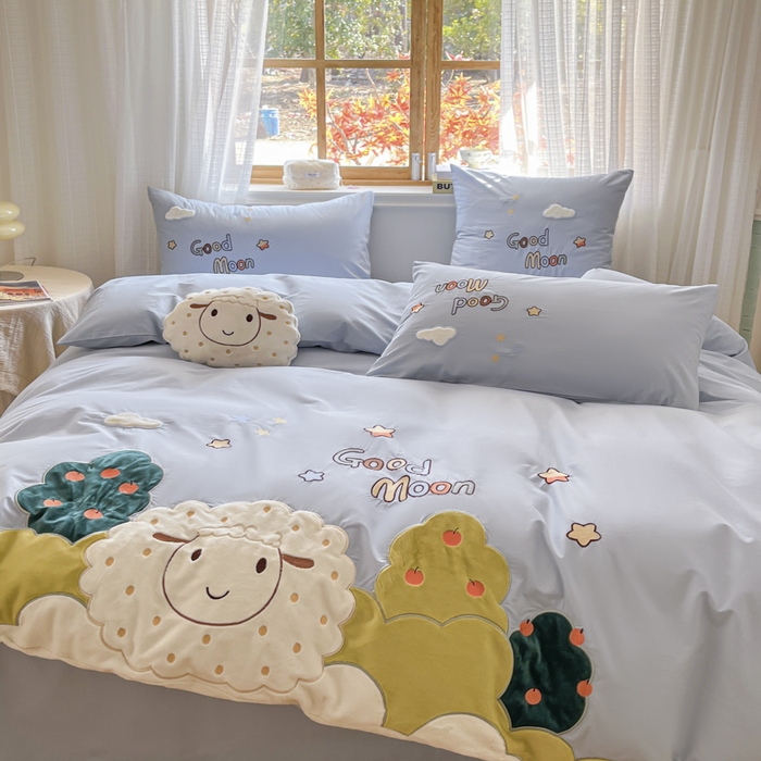 91家纺网 家纺一手货源 找家纺 恋绒2025新款亲肤全棉水洗棉纯棉贴布绣立体刺绣四件套系列—暗合款（提供买家秀）（送同款抱枕） 羊咩咩-蓝