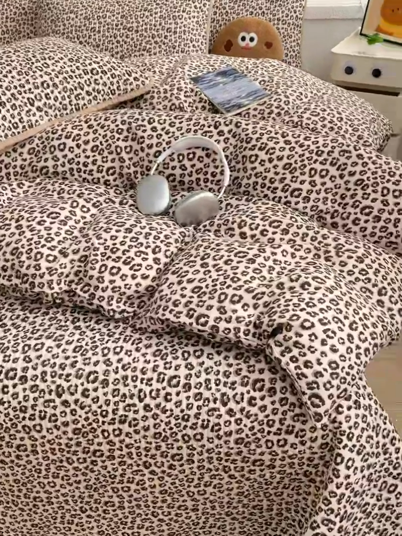 91家纺网 家纺一手货源 找家纺 赫梵茜 2025新款有氧针织双层纱单床盖床盖三件套床盖四件套 豹纹