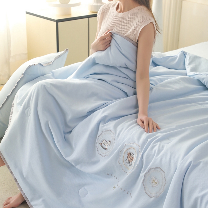 91家纺网 家纺一手货源 找家纺 绒世界 绒世界 2025新款针织棉刺绣加花边小熊系列夏被四件套 小熊-梵星蓝