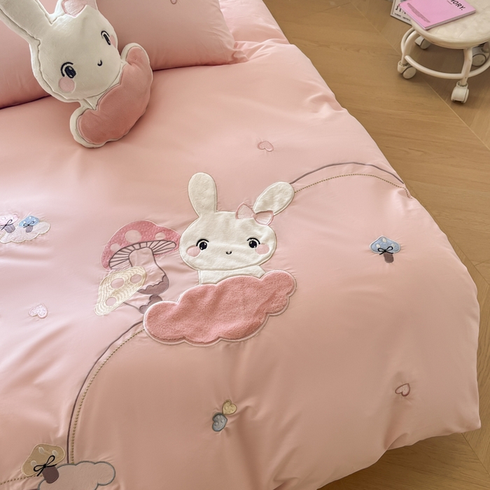 91家纺网 家纺一手货源 找家纺 （总）恋绒2025新款亲肤全棉水洗棉纯棉贴布绣立体刺绣四件套系列—暗合款（提供买家秀）（送同款抱枕）