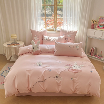 91家纺网 家纺一手货源 找家纺 恋绒2025新款亲肤全棉水洗棉纯棉贴布绣立体刺绣四件套系列—暗合款（提供买家秀）（送同款抱枕） 亲亲小兔-粉