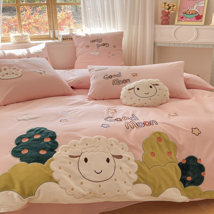 91家纺网 家纺一手货源 找家纺 恋绒2025新款亲肤全棉水洗棉纯棉贴布绣立体刺绣四件套系列—暗合款（提供买家秀）（送同款抱枕） 羊咩咩-粉