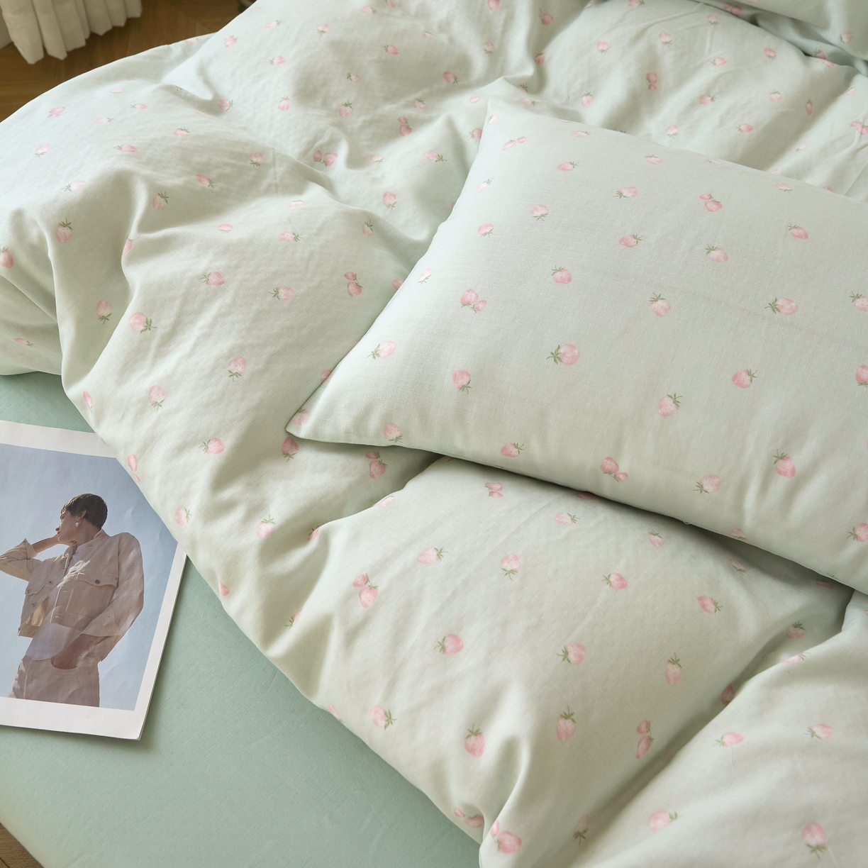 91家纺网 家纺一手货源 找家纺 嘉汀兰家居 2025新款圆角花边款全棉纯棉A类母婴级有氧全棉双层纱亲肤全棉小清新印花四件套 绿底草莓