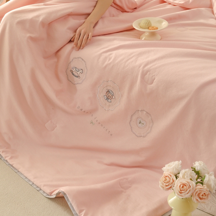 91家纺网 家纺一手货源 找家纺 绒世界 绒世界 2025新款针织棉刺绣加花边小熊系列夏被四件套 小熊-丁香粉