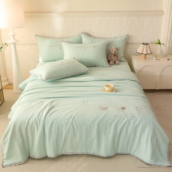 91家纺网 家纺一手货源 找家纺 绒世界 绒世界 2025新款针织棉刺绣加花边小熊系列夏被四件套 小熊-扶风绿