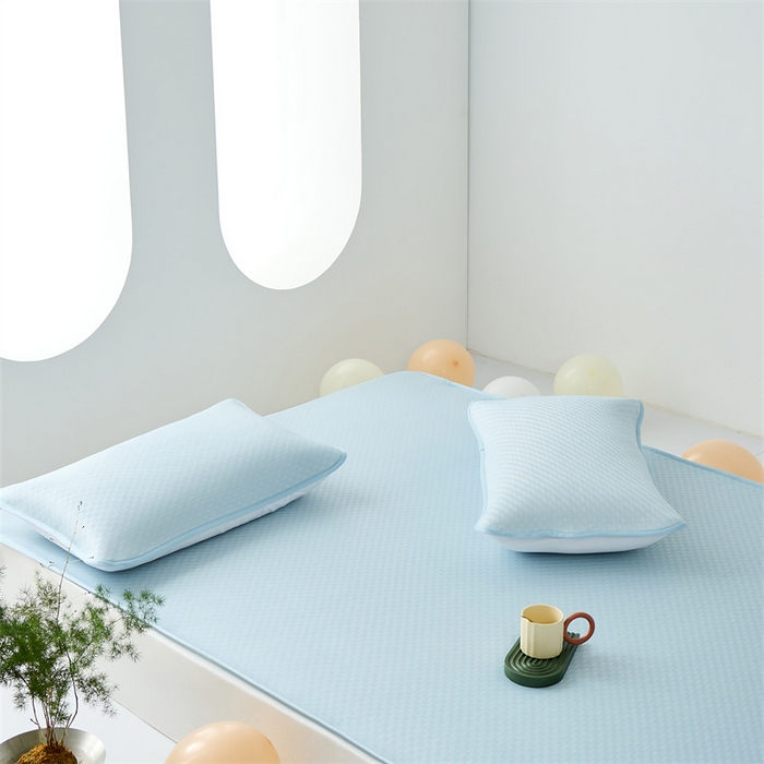 91家纺网 家纺一手货源 找家纺 凌云家纺 2025年爆款新品100%锦纶冰丝凉感三明治凉席 蓝色