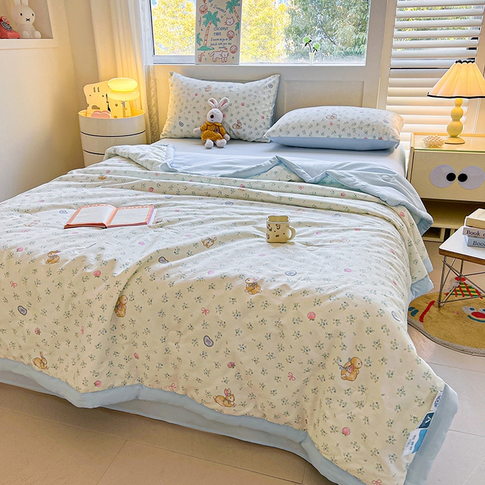 91家纺网 家纺一手货源 找家纺 金喜 2025新款全棉印花夏被可爱卡通风夏凉被薄被子夏被四件套 兔子乐园
