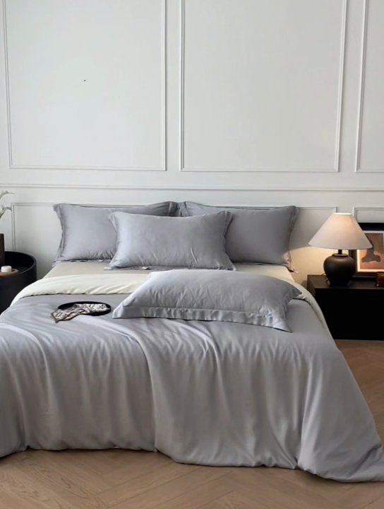 91家纺网 家纺一手货源 找家纺 涵宸2025新款天丝-天丝棉-纯色四件套-场景1 时尚灰+象牙白