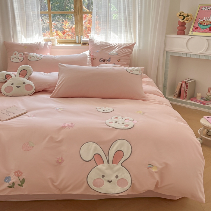 91家纺网 家纺一手货源 找家纺 恋绒2025新款亲肤全棉水洗棉纯棉贴布绣立体刺绣四件套系列—暗合款（提供买家秀）（送同款抱枕） 兔宝宝-粉