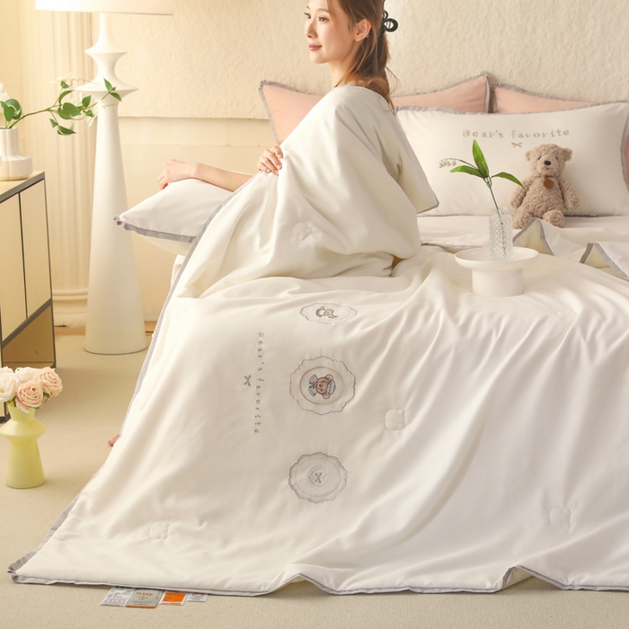 91家纺网 家纺一手货源 找家纺 绒世界 绒世界 2025新款针织棉刺绣加花边小熊系列夏被四件套 小熊-珍珠白